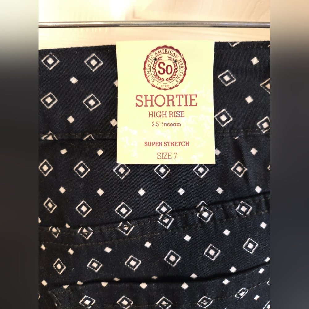 Kohls SO Sz 7 Shortie High Rise Stylish Black Patterned Women's Shorts - Picture 9 of 9